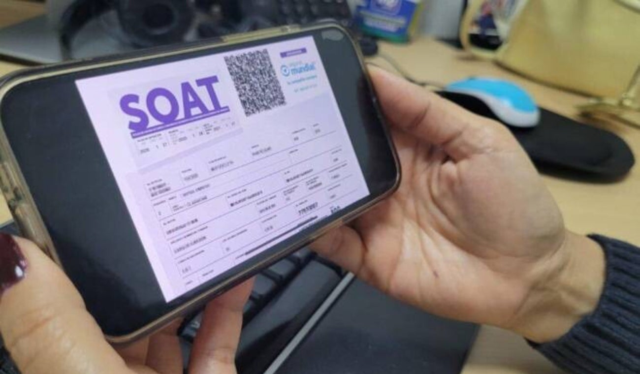 Persona consultando sus multas o comparendos