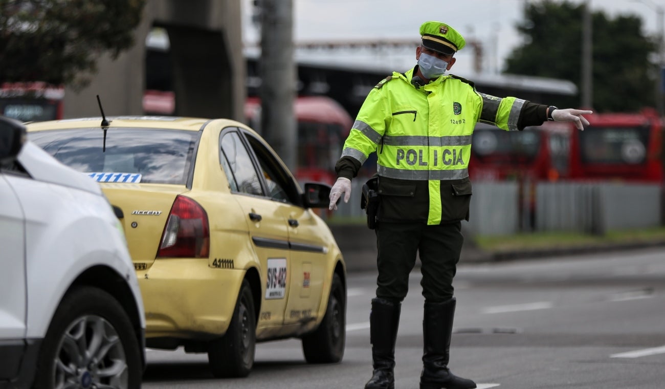 Policía haciendo reten