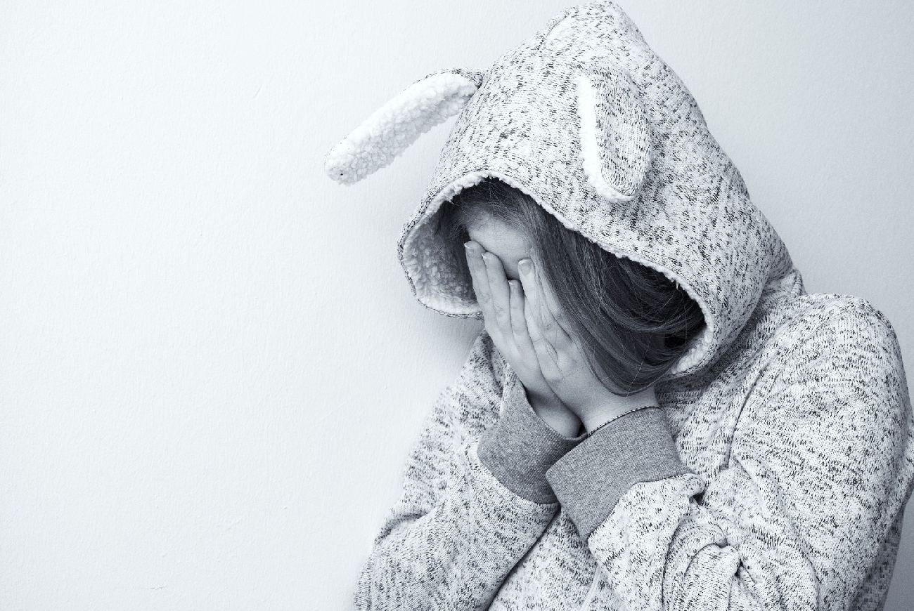 Niña tapándose el rostro