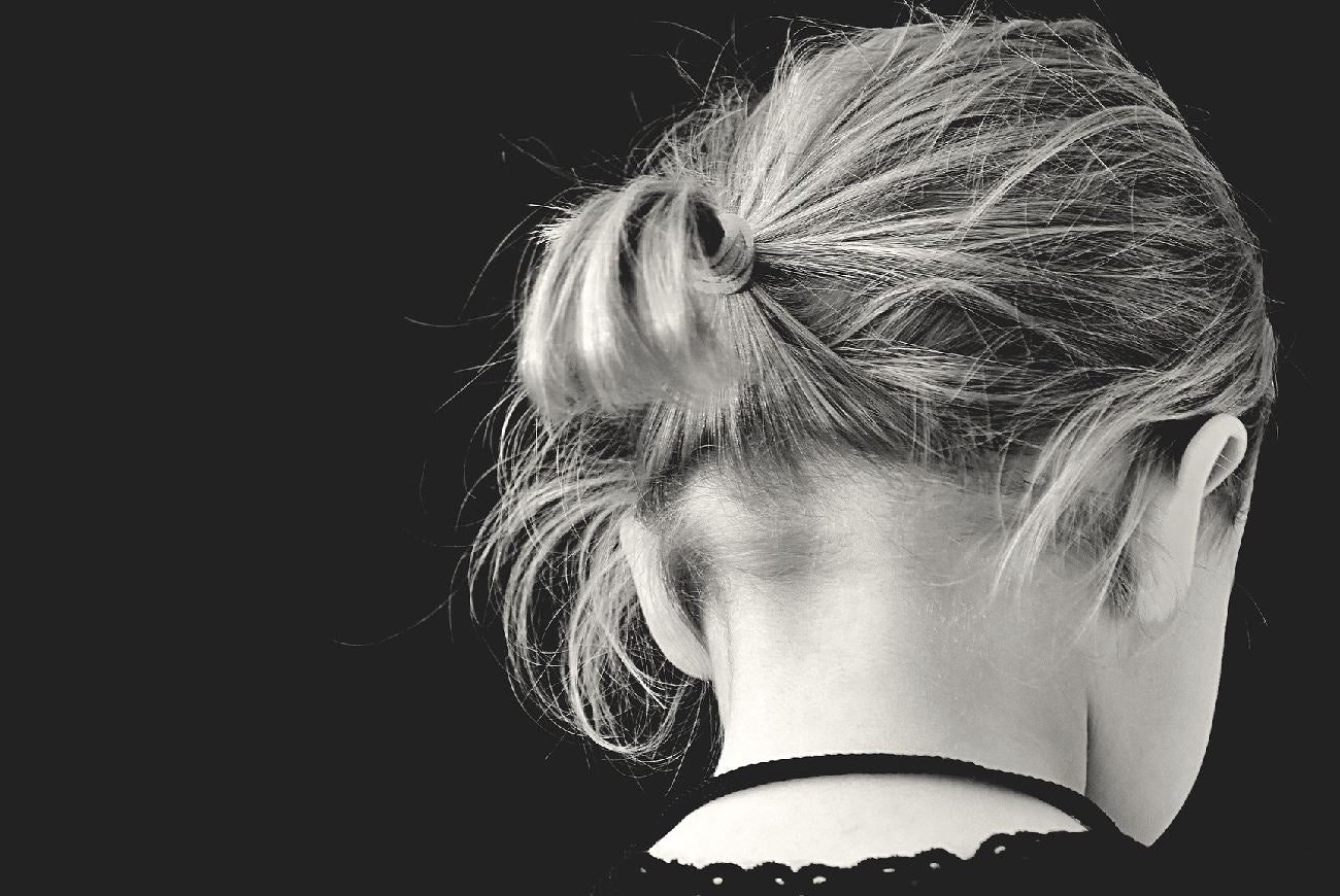 Niña de espalda con la cabeza abajo