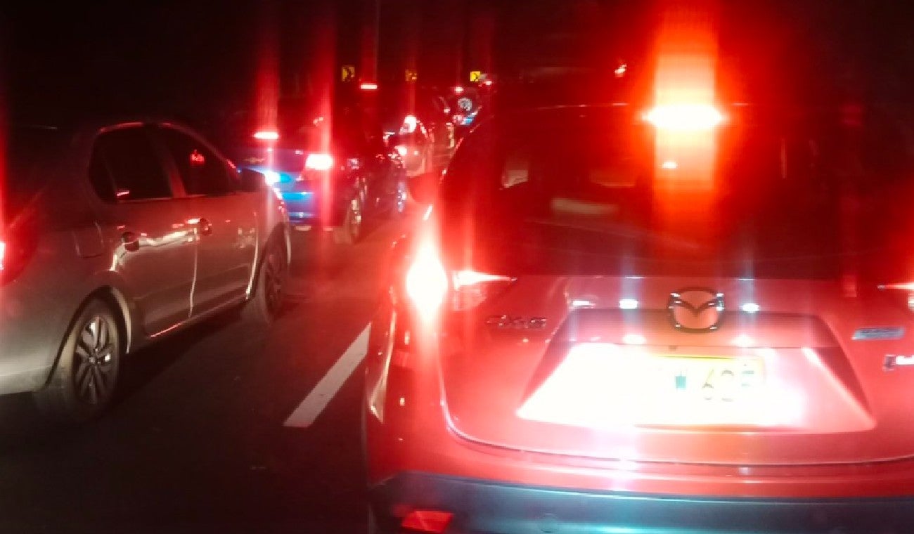 Viajeros en la vía La Mesa reportan que no se habilitó reversible que agilizaría la movilidad