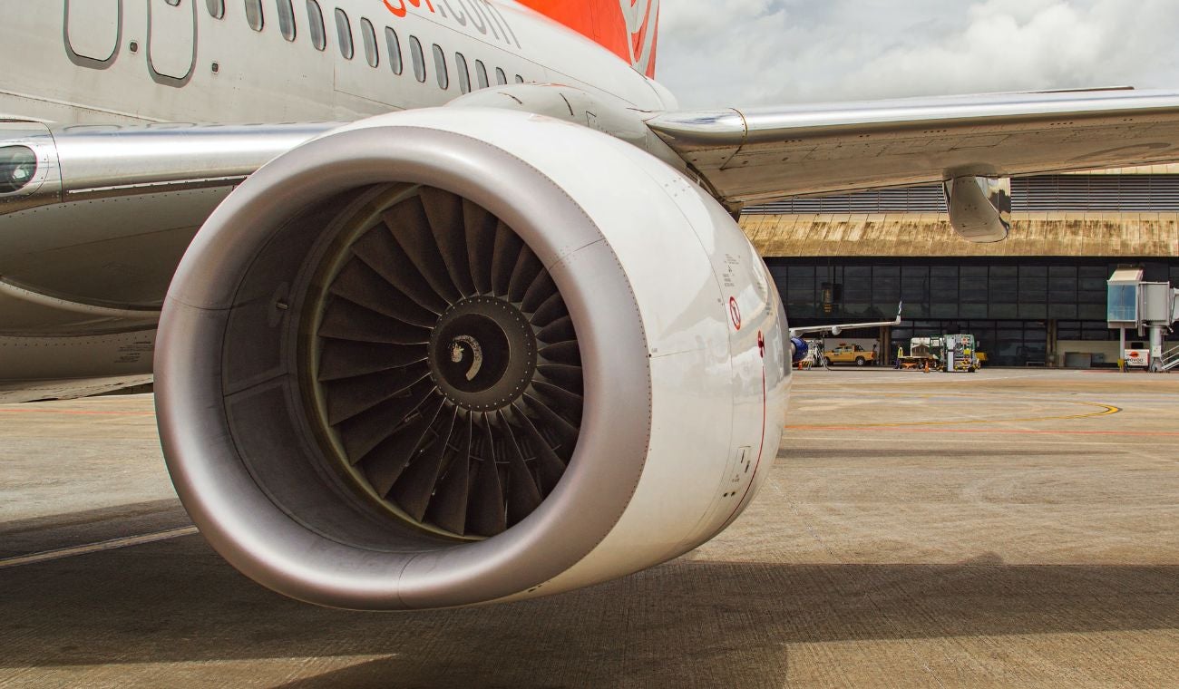 Hombre murió succionado por la turbina de un avión