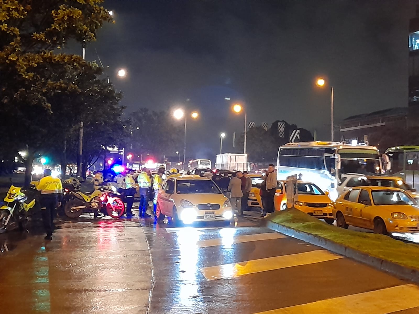 Ladrón que huía en taxi atropelló a tres mujeres