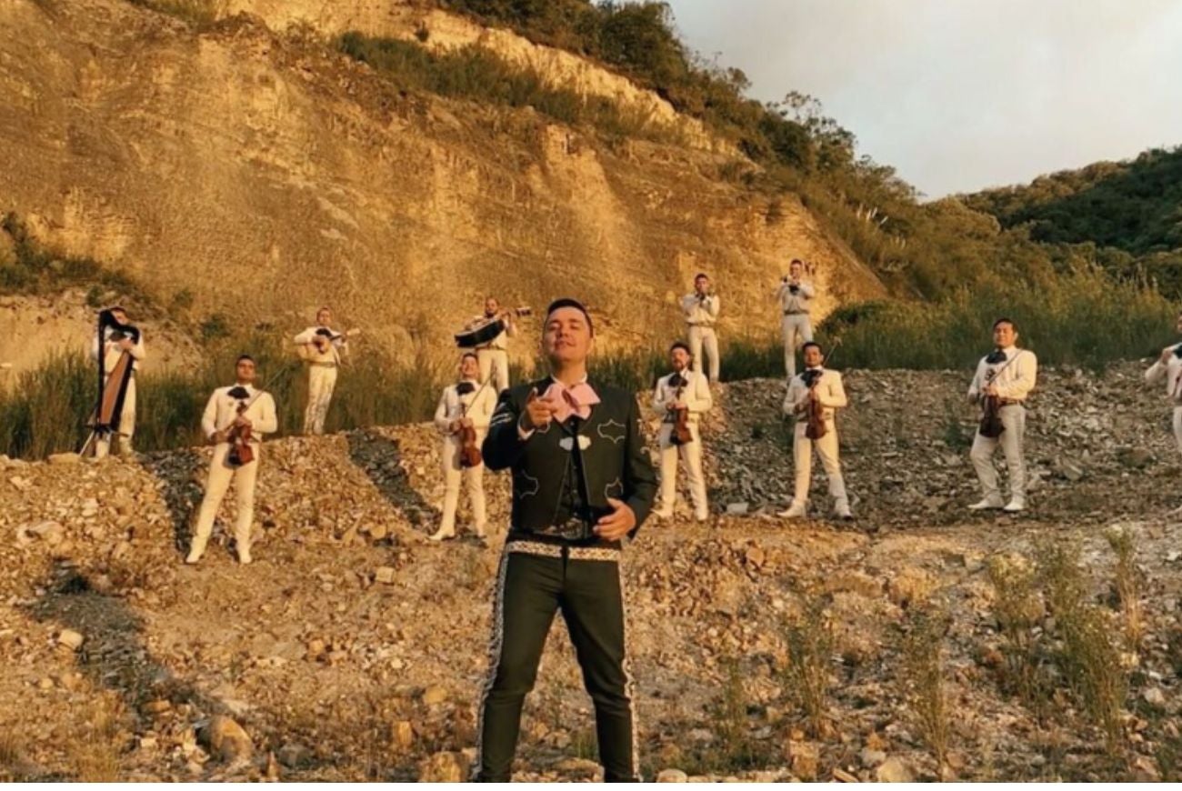 Ricardo Torres y su mariachi en la grabación de una canción