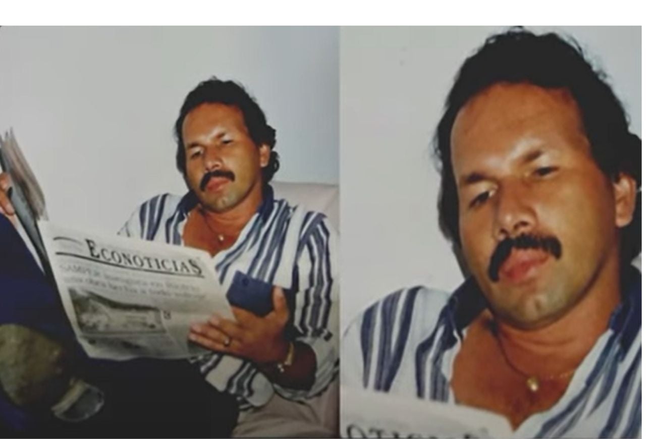 Charrito Negro joven leyendo un periódico