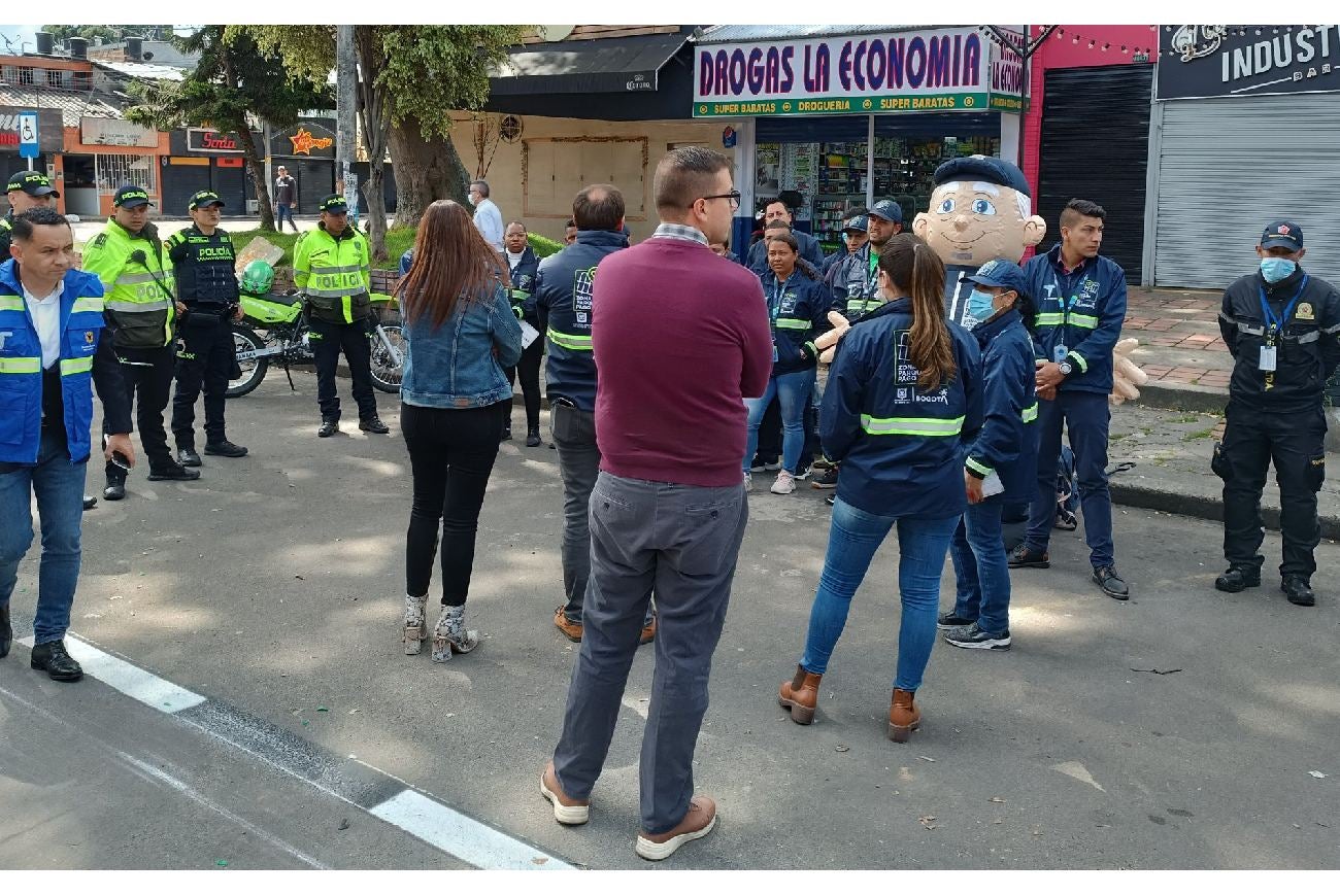 Grupo de trabajadores de las zonas de parqueo en Bogotá en una reunión