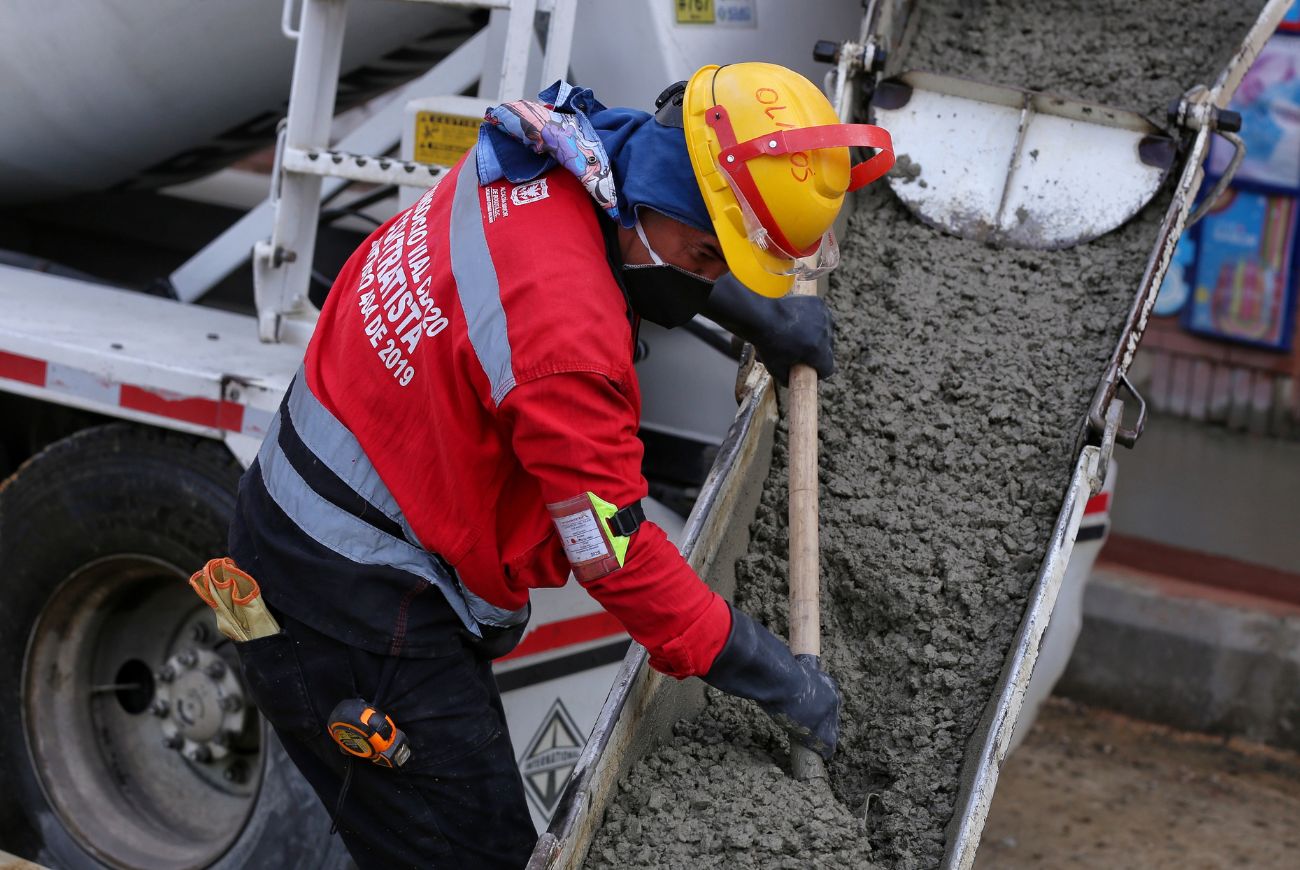 Trabajado del IDU realizando sus labores