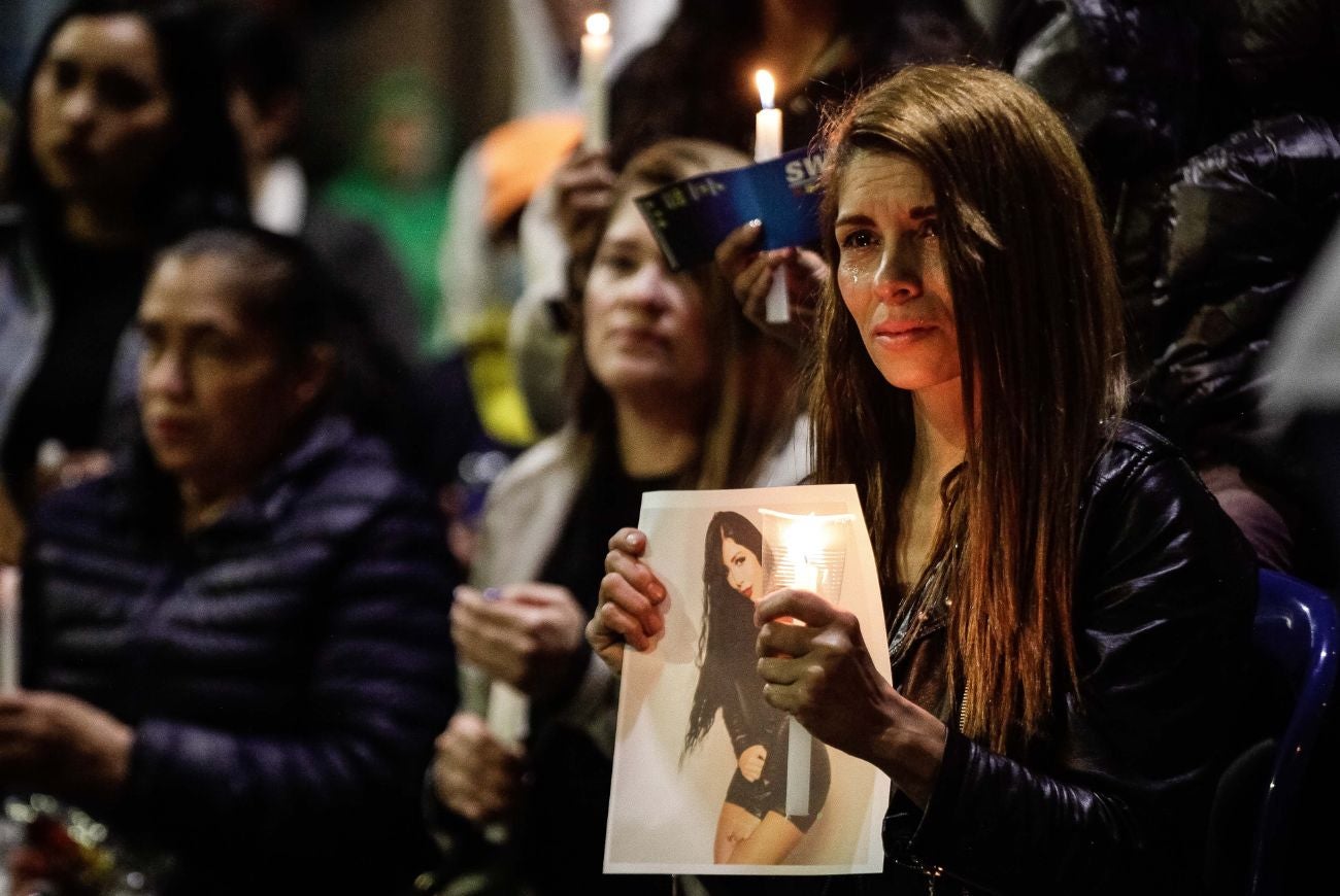 Madre de Valentina Trespalacios con una vela y su fotografía