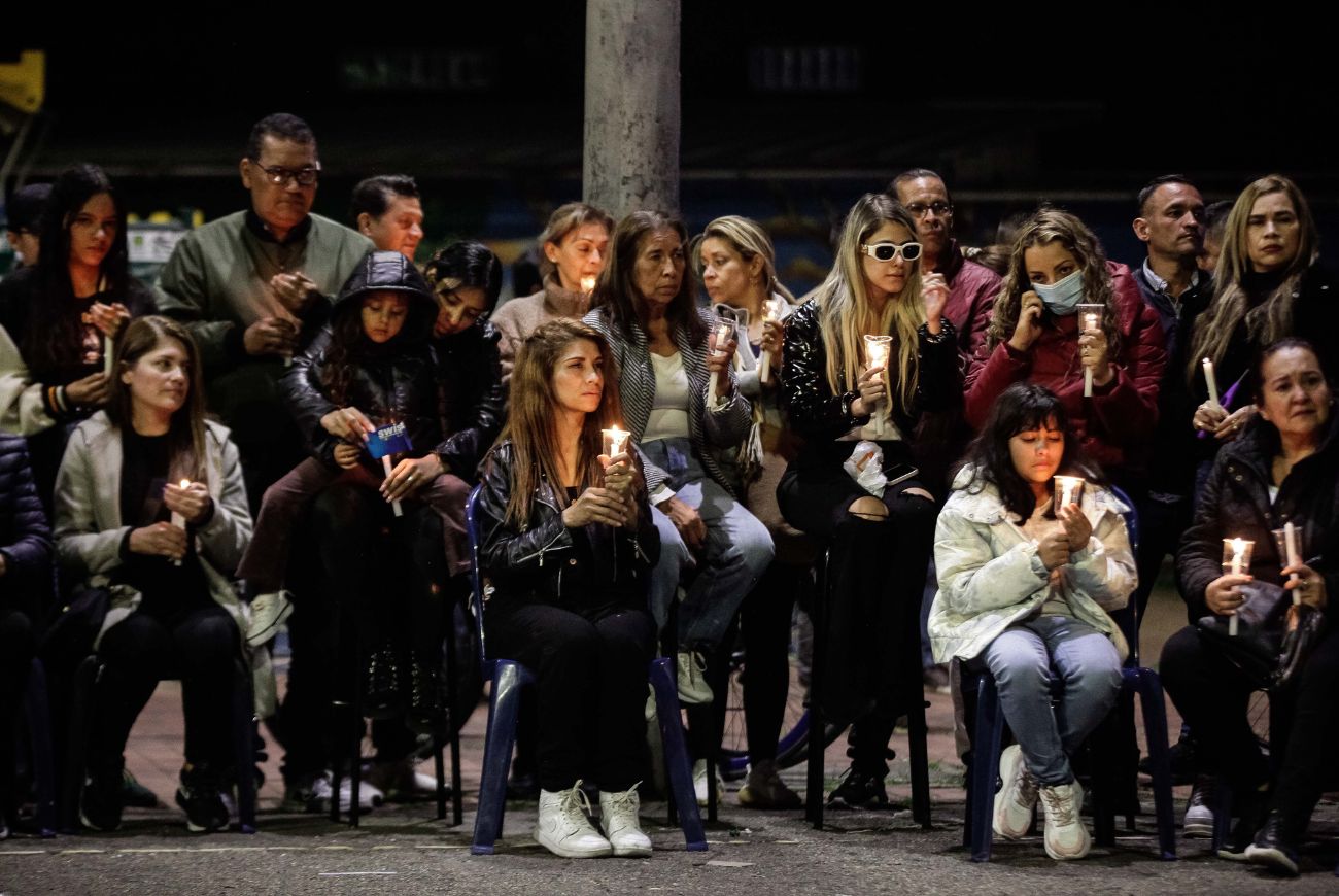 Familiares y amigos de Valentina Trespalacios en una velatón