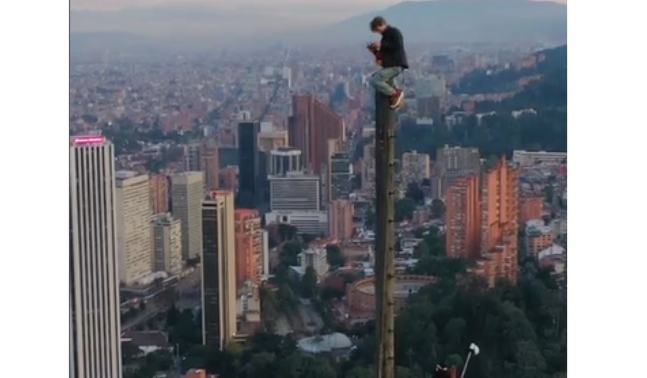 Hombre se subió a la parte más alta del edificio Bacatá