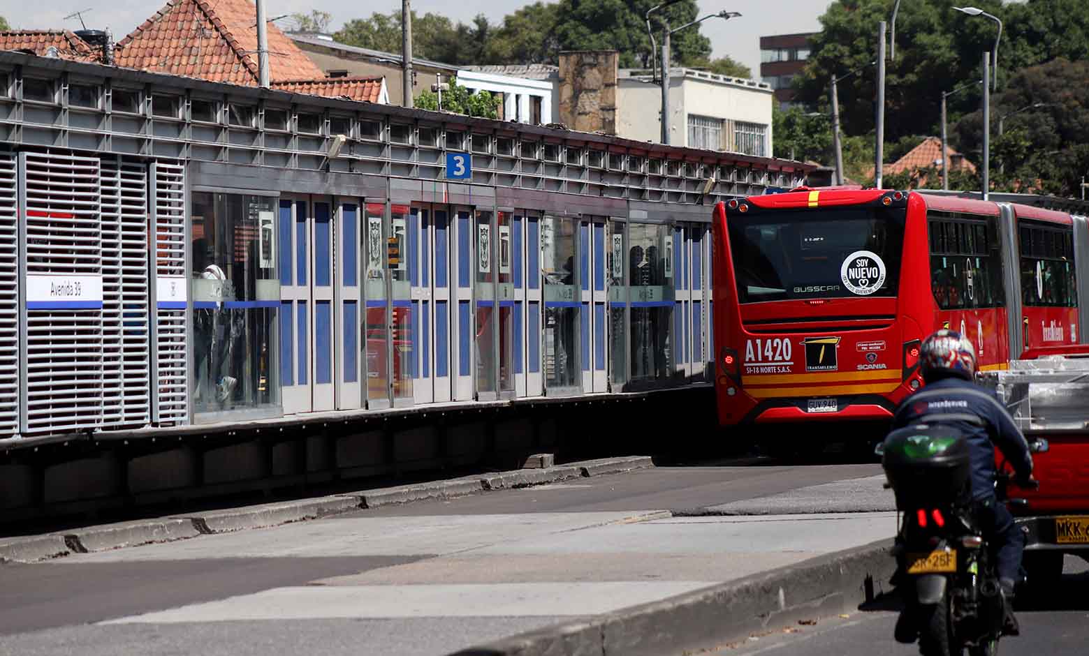 estación de TransMilenio vista desde afuera
