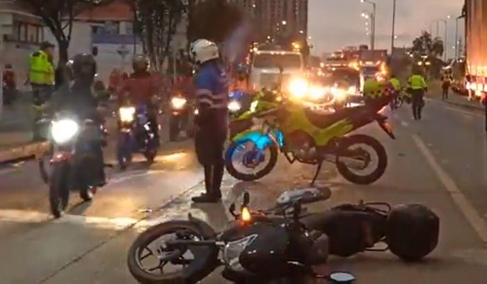 Motero murió bajo las llantas de un camión en la Autopista Sur