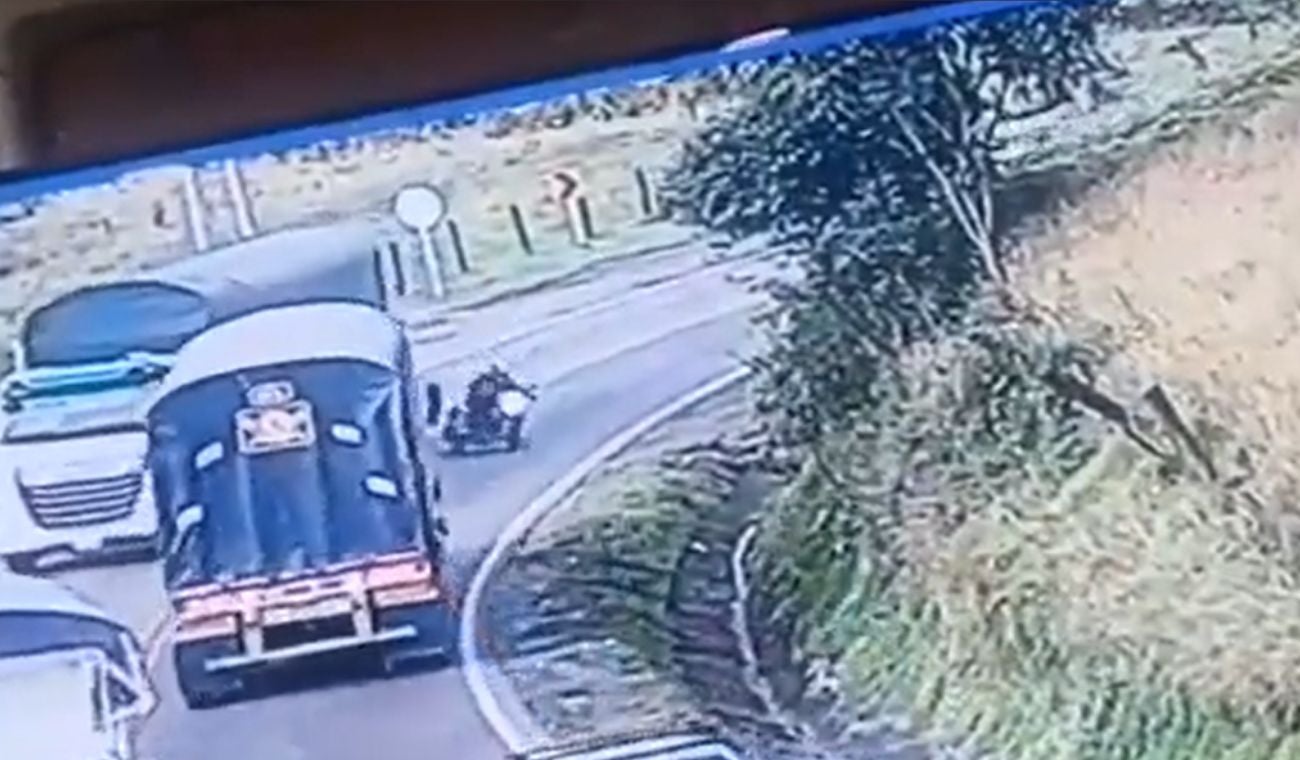 Motociclista casi se estrella