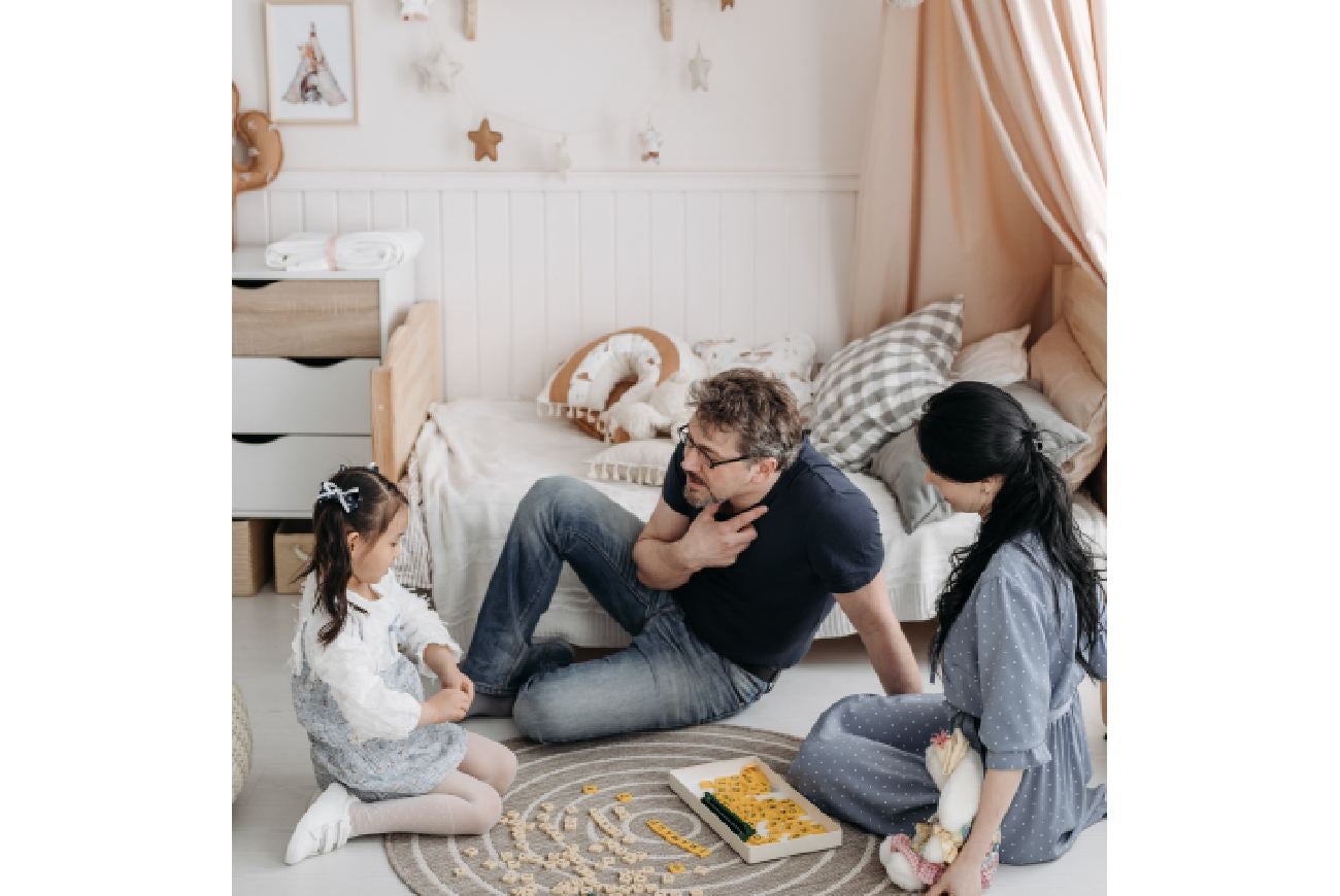 Padres jugando y hablando con una menor