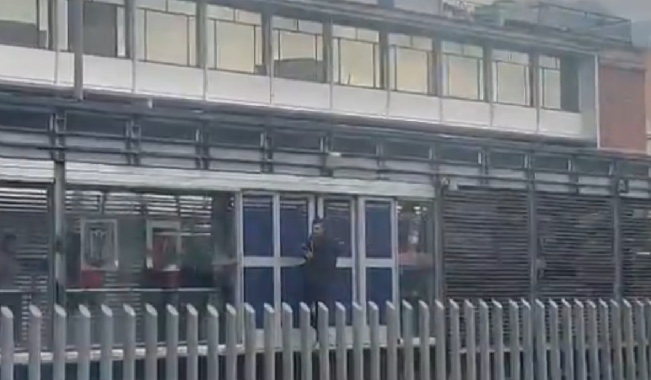 Puerta anticolados en Transmilenio