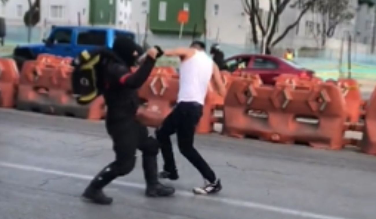 [Video] Taxista es brutalmente agredido por motero que le cerró la vía en Bogotá