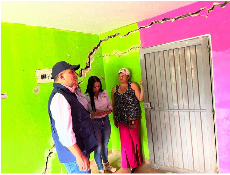 Viviendas en riesgo de colapso en Silvania (Cundinamarca).