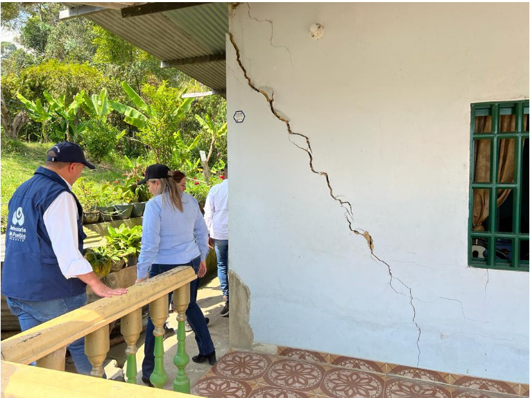 Viviendas en riesgo de colapso en Silvania (Cundinamarca).
