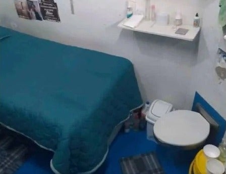 Estrecha celda donde permanecerá Poulos