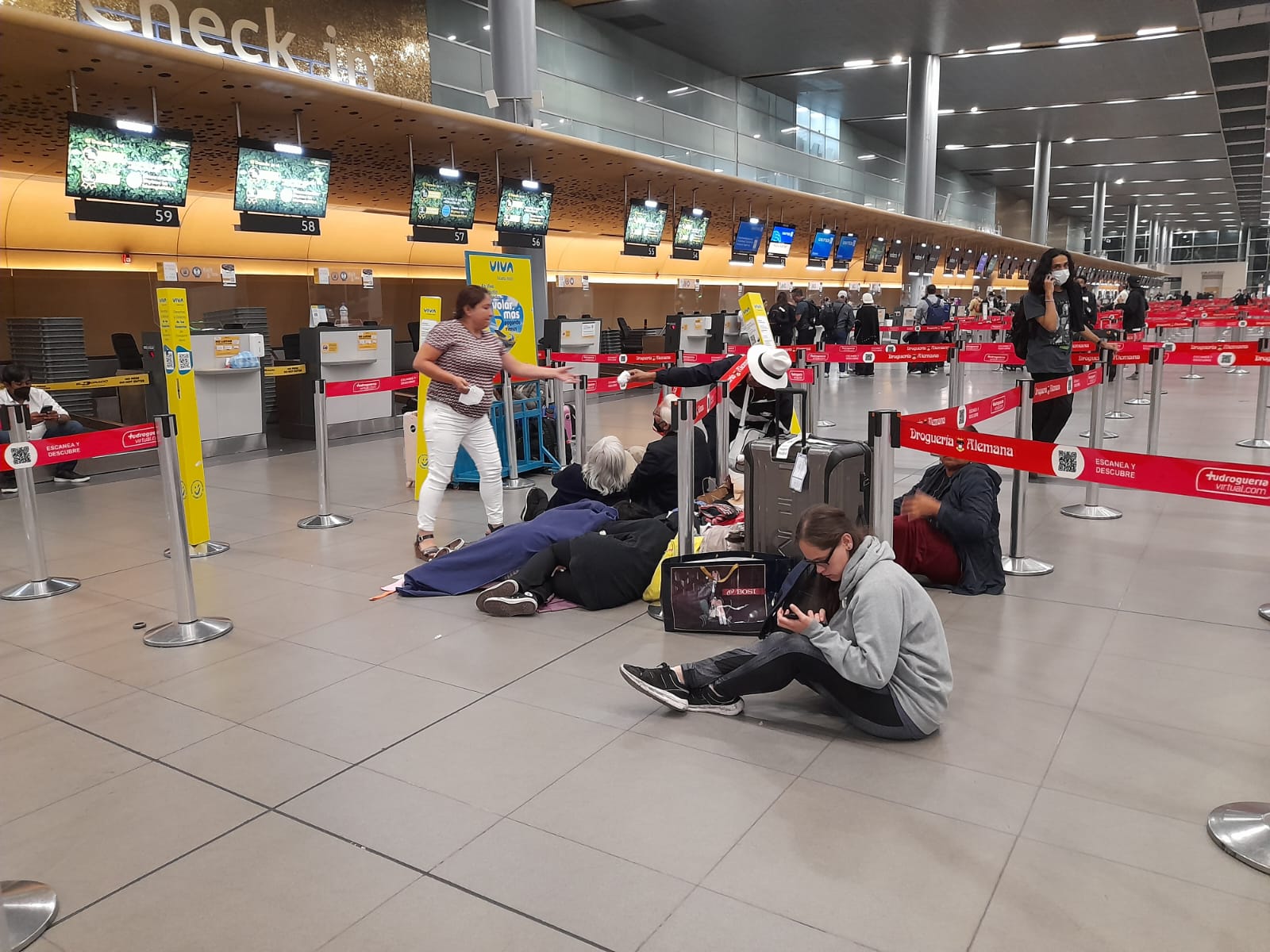 Viajeros afectados por cancelación de Viva