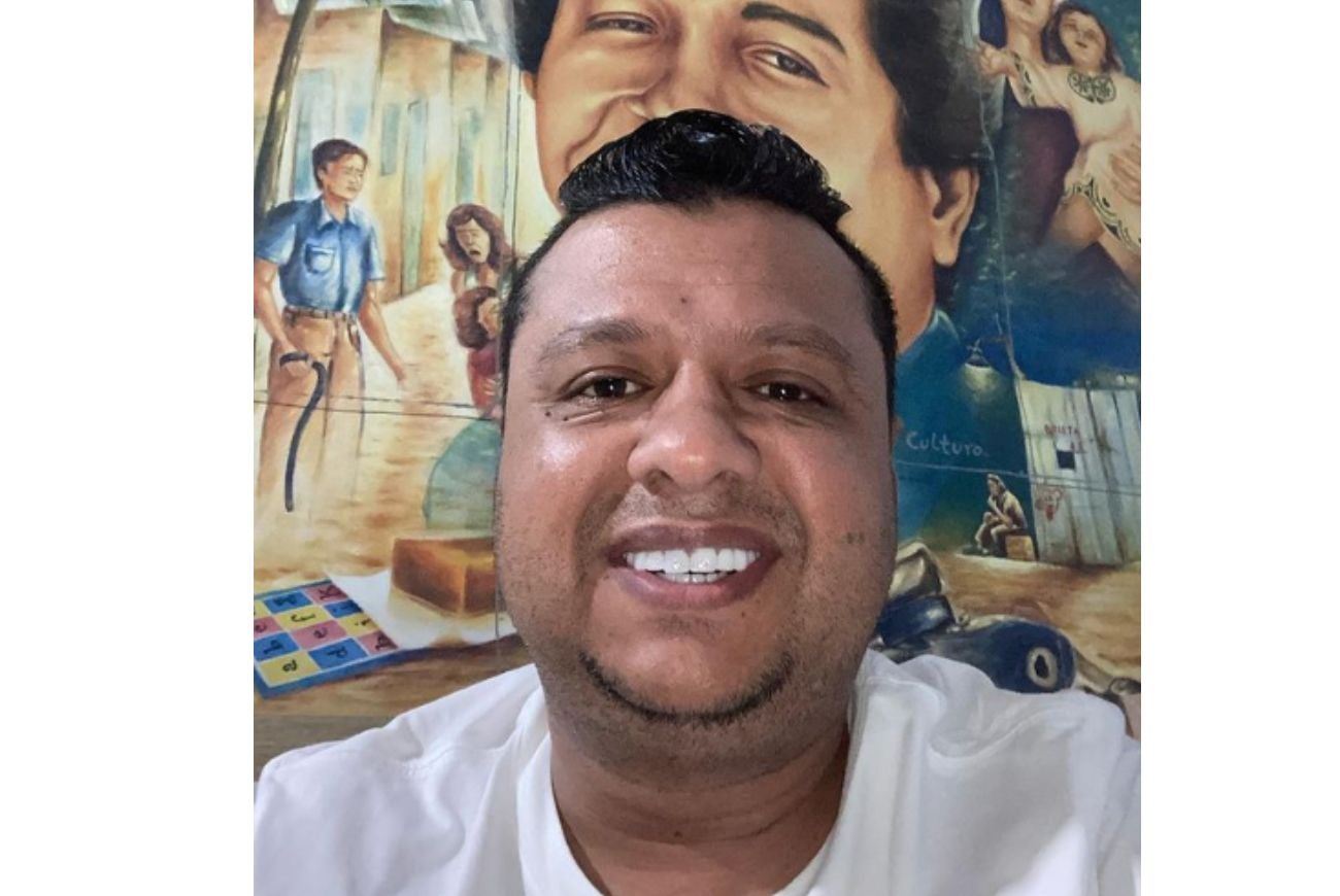 Rafael Santos mostrando los diamantes de sus dientes