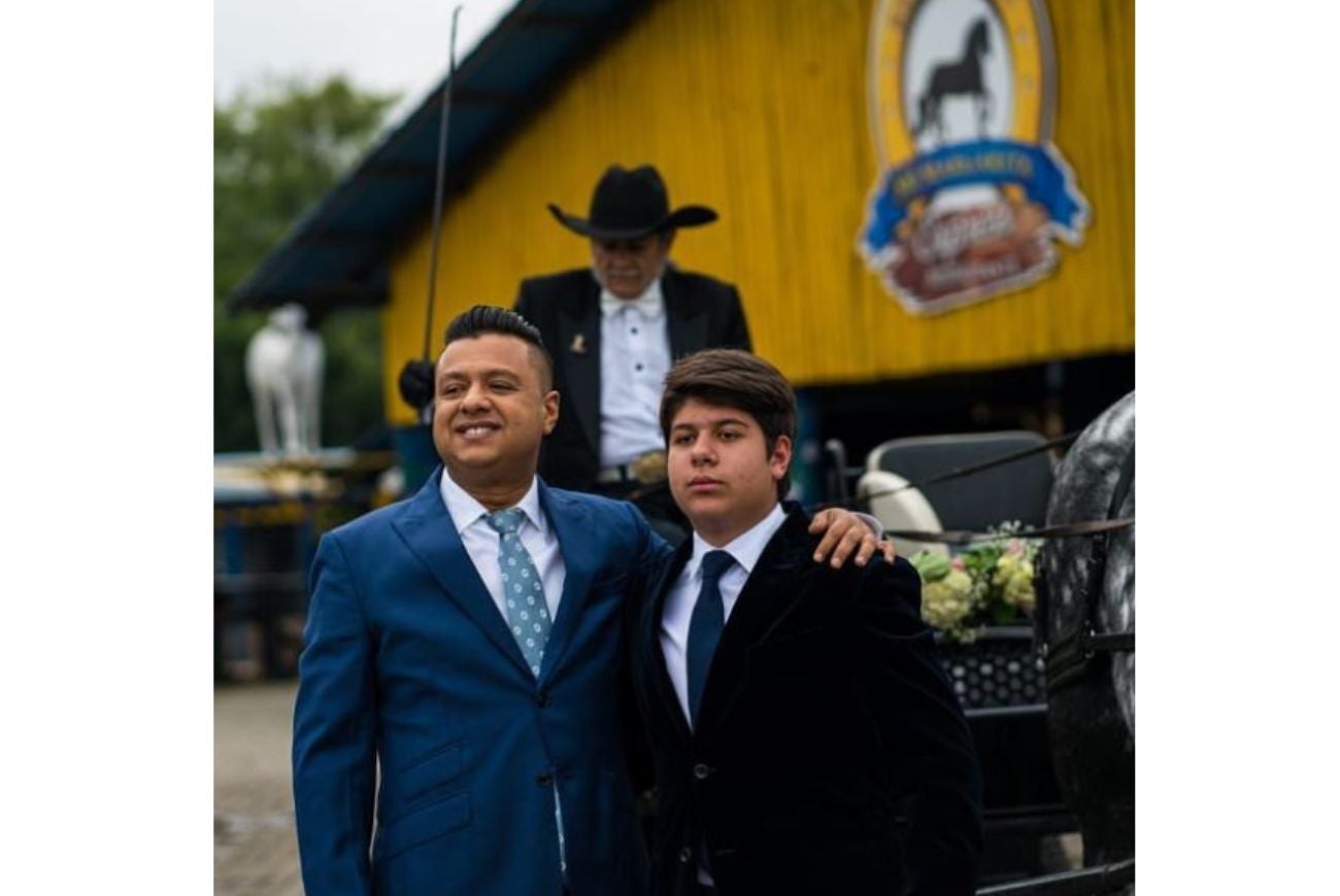 Rafael Santos y su hijo en su hacienda en Bogotá