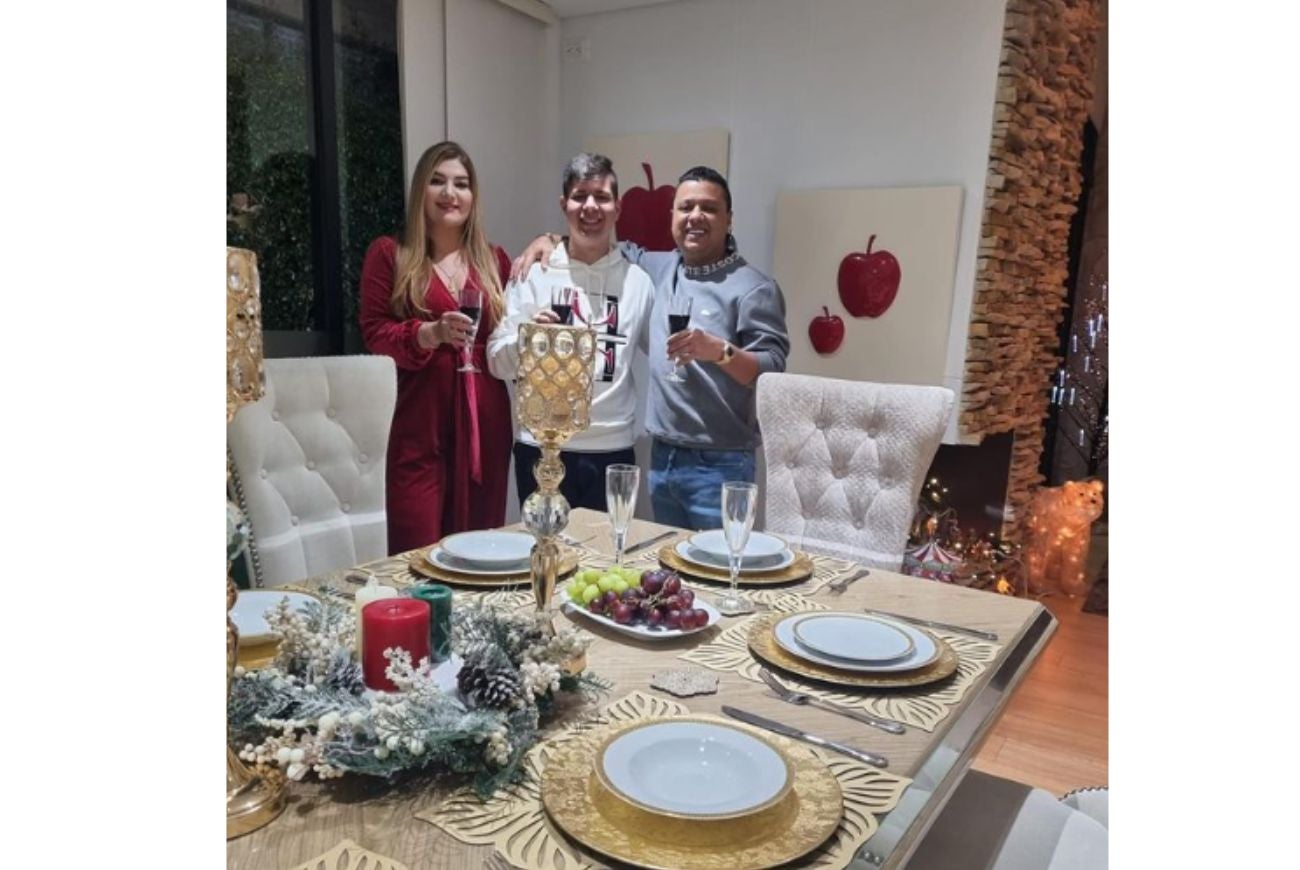 Rafael Santos y su familia en una de sus casas