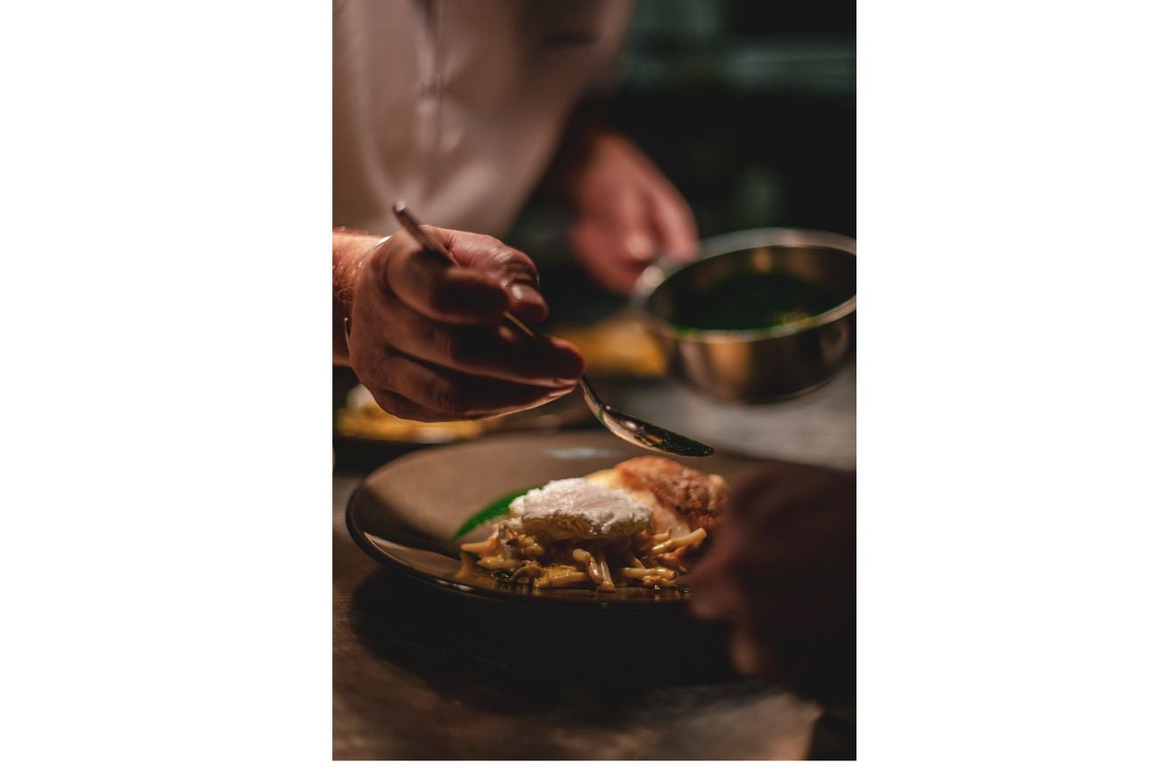 Persona emplatando, decorando el plato