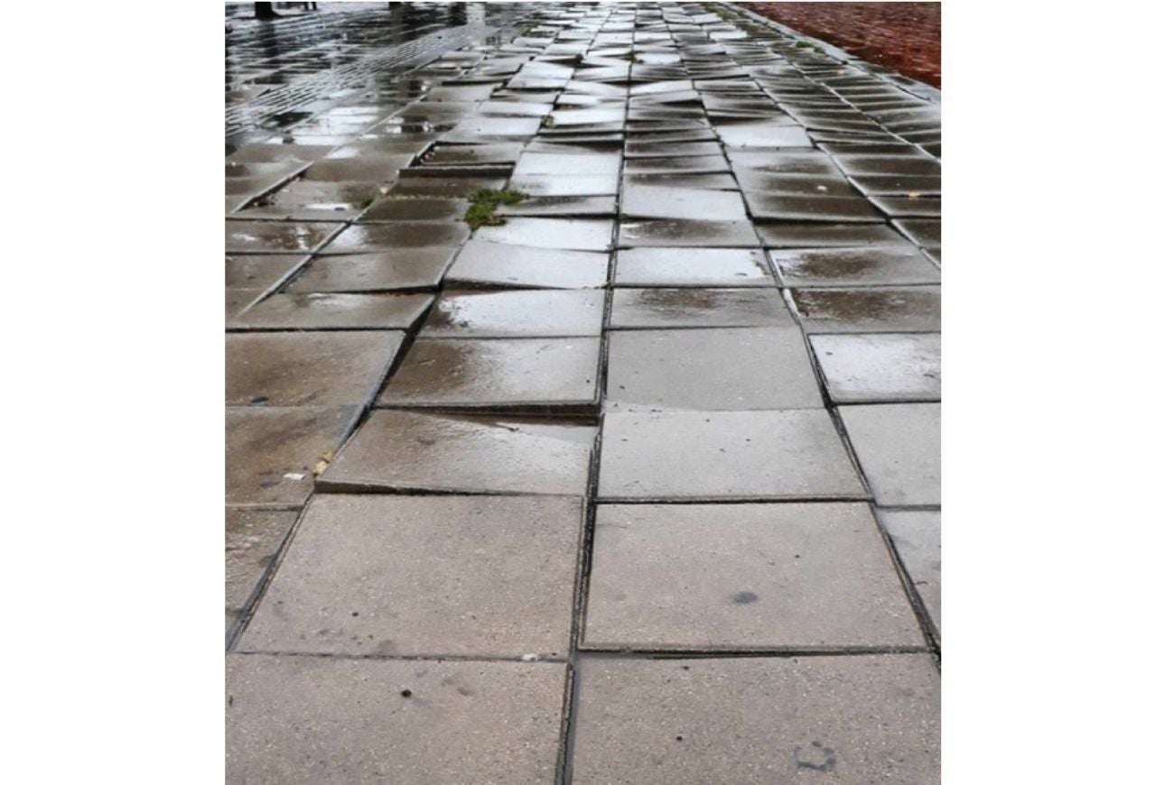 Calle de Bogotá con varias losas sueltas