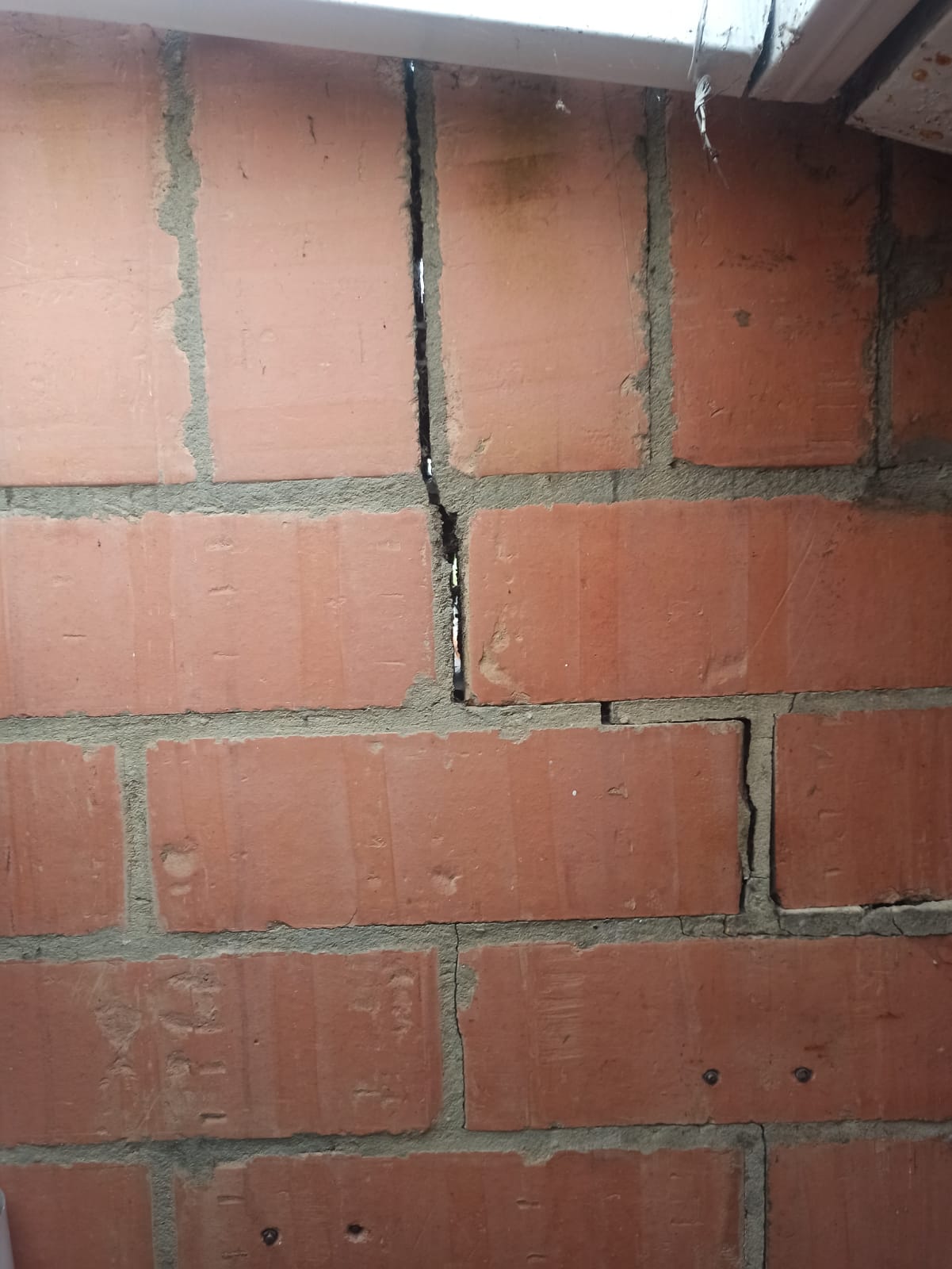 Muro con grietas y fisuras por causa de la construcción de la Avenida Guayacanes, según afirman vecinos del sector