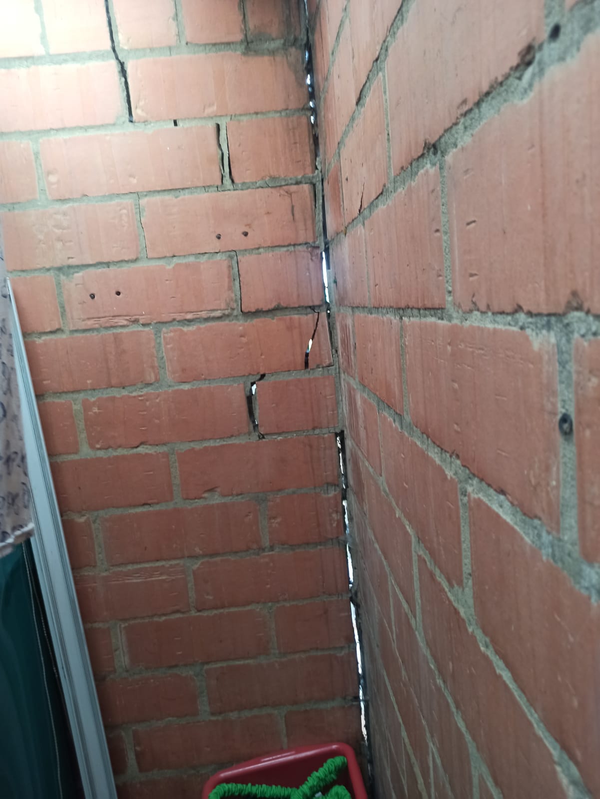 Incumplimiento de Normativas Sísmicas en Proyecto de Vivienda