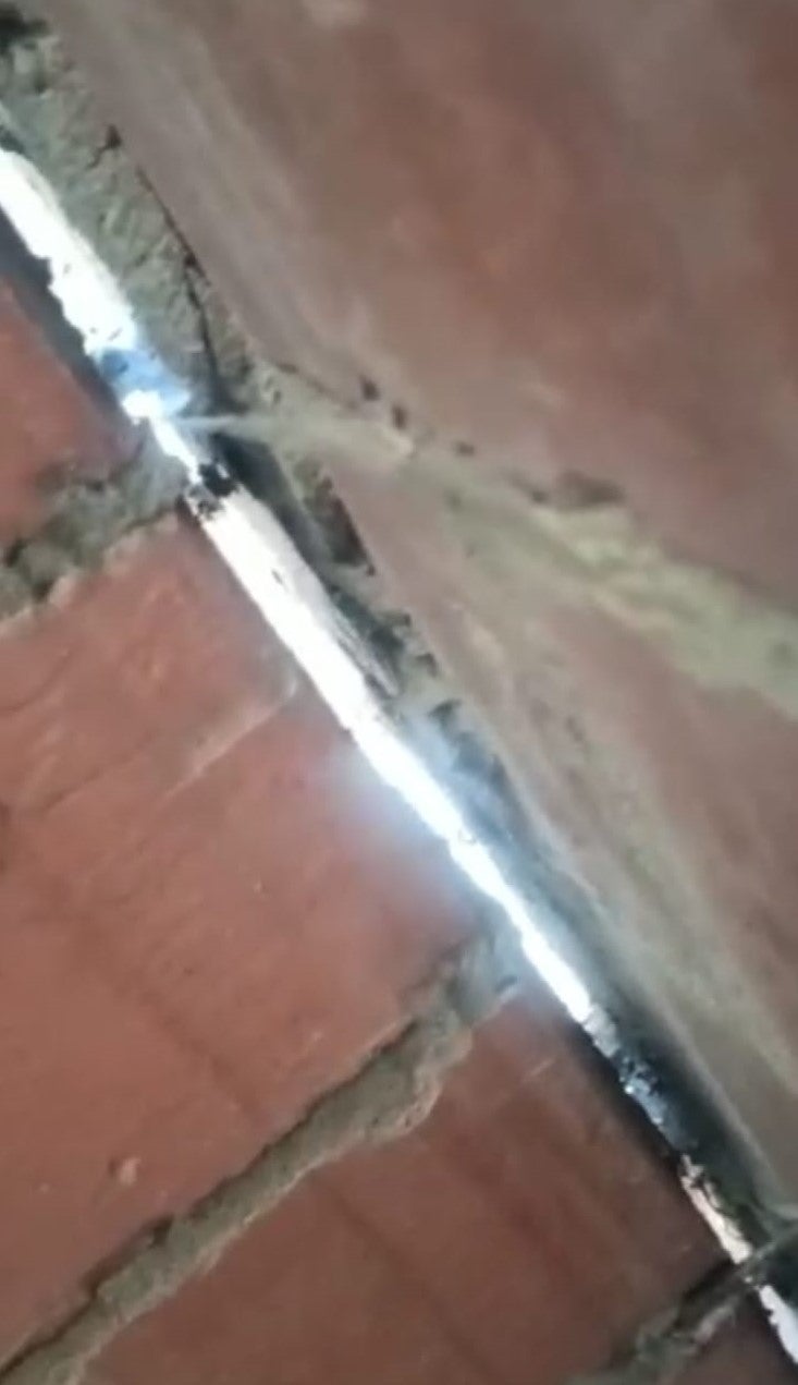 Las aberturas entre cada pared ya superan los tres centímetros de espacio entre una y otra