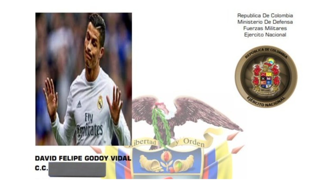 Libreta militar con foto de Cristiano Ronaldo