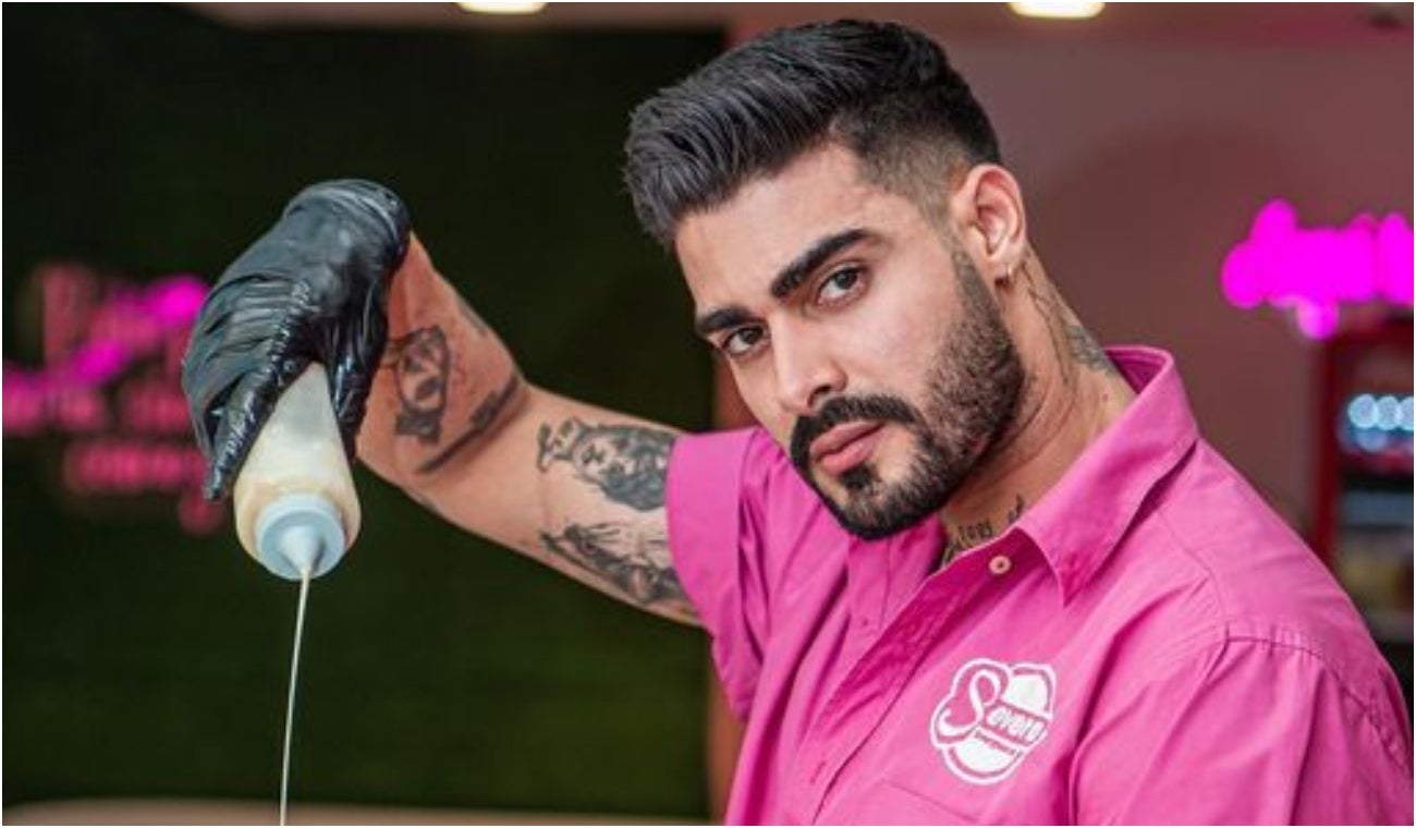 Ray Cabrera, el hombre que atiende polémico local de postres