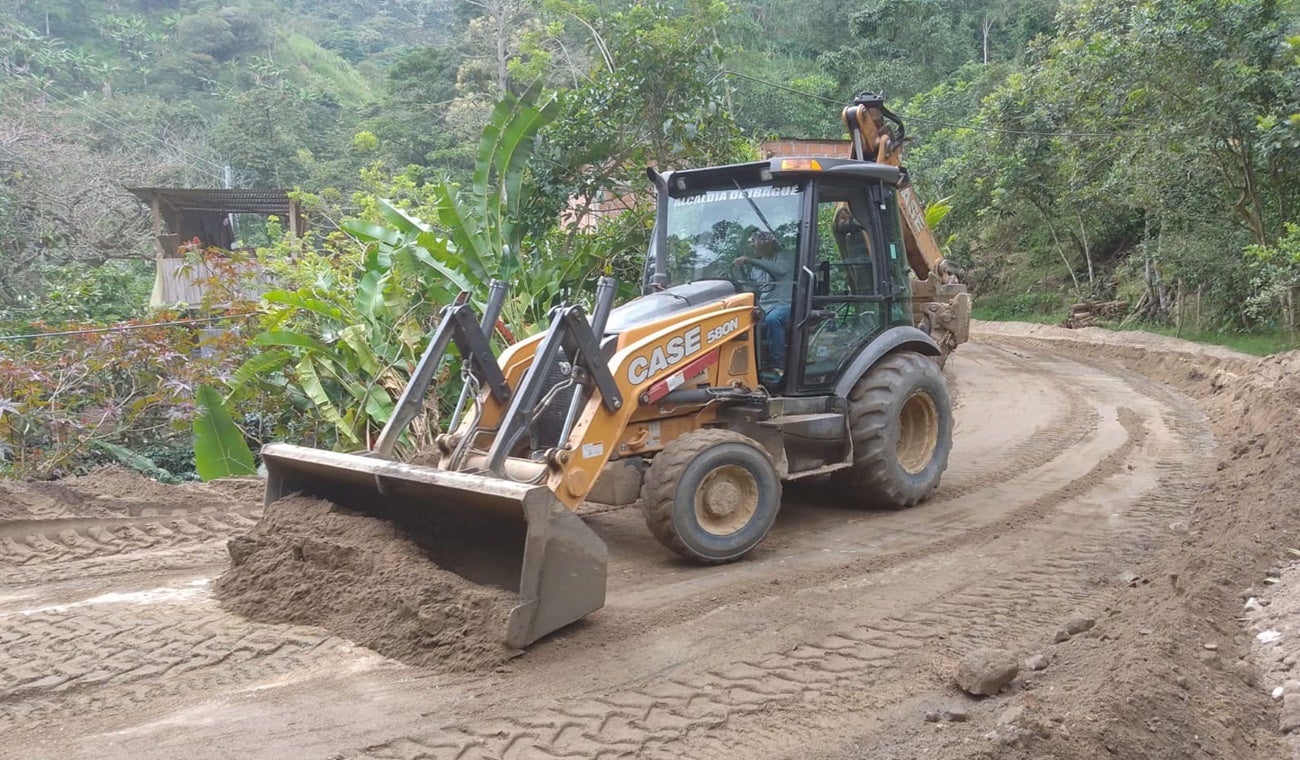 Maquinaria amarilla en zona rural de Ibagué