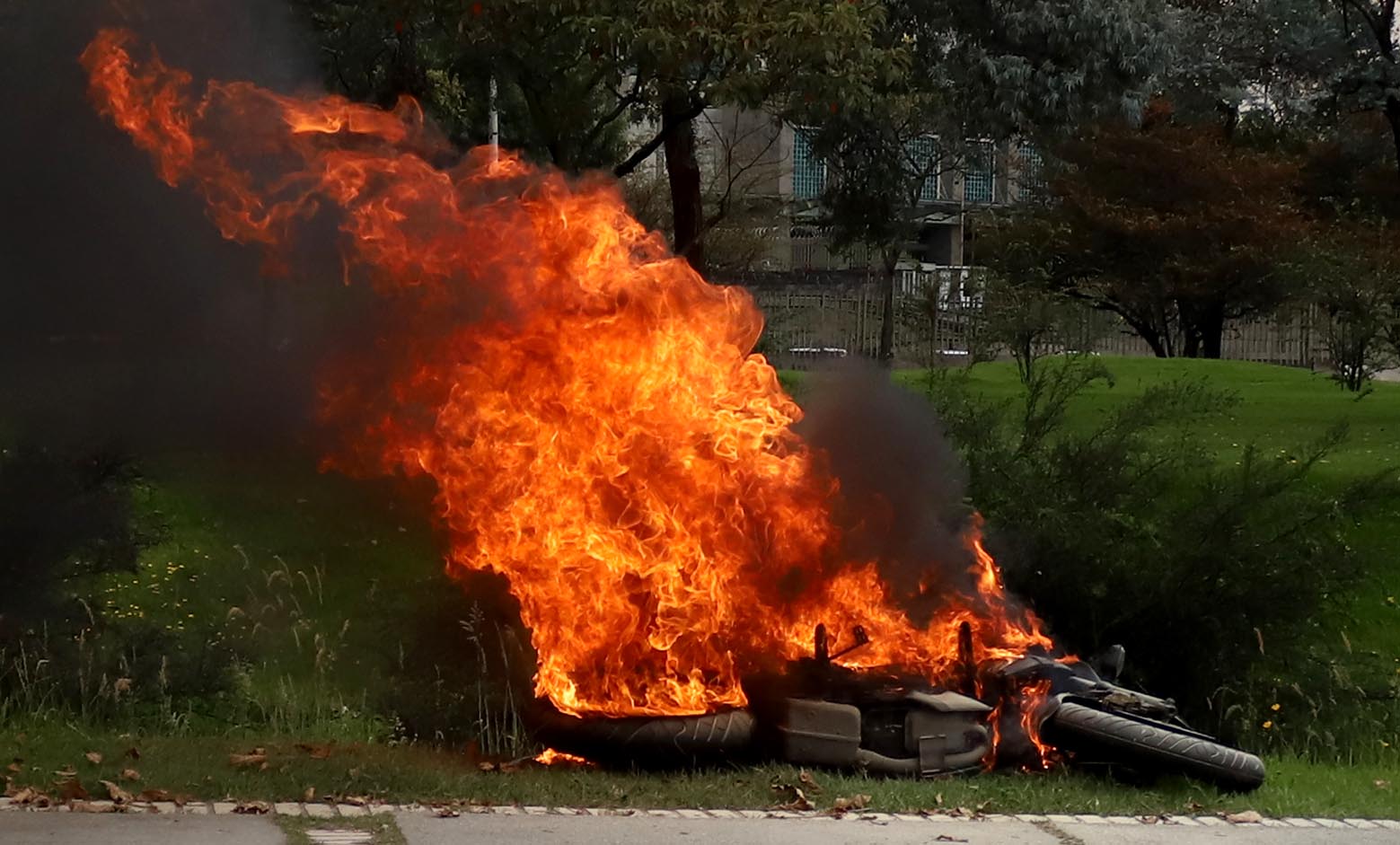 moto de ladrones fue quemada en Bogotá