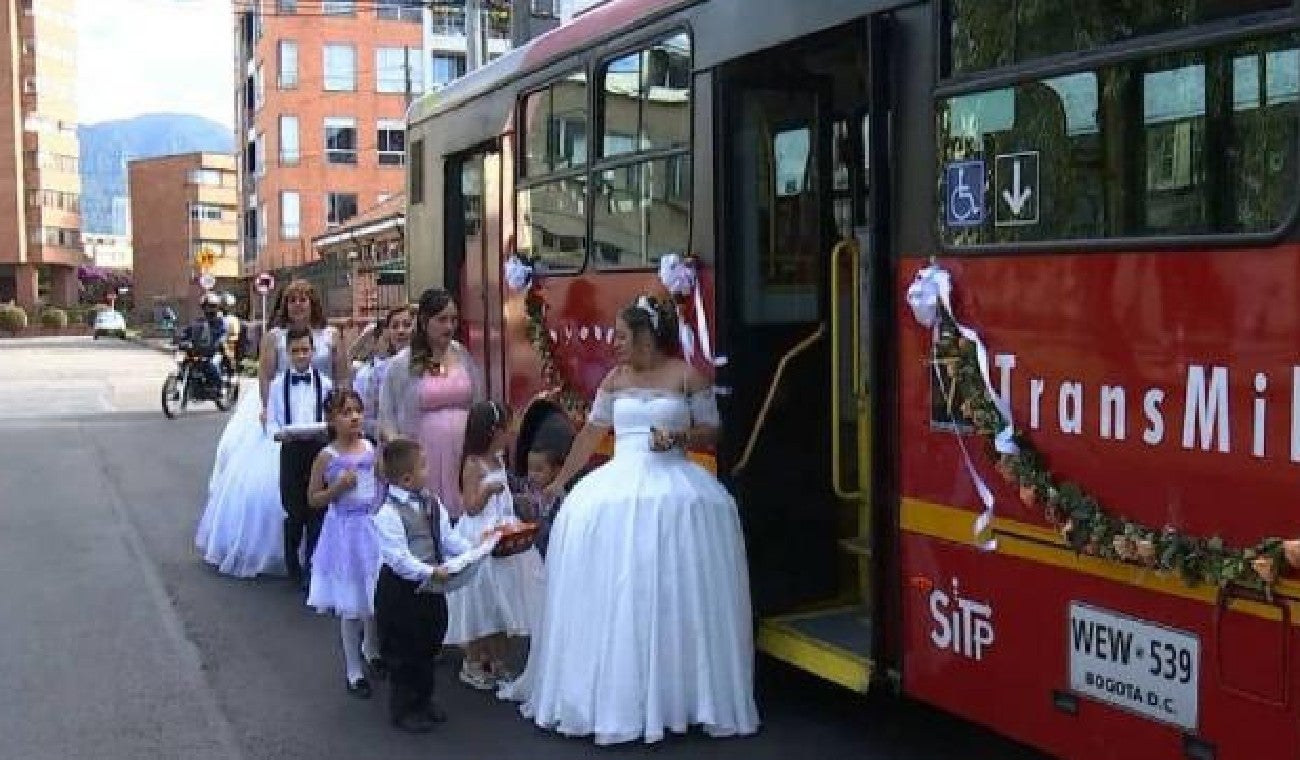 Cinco parejas se casaron en Transmilenio