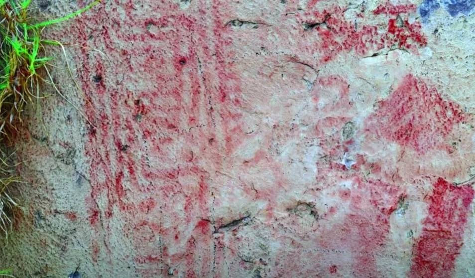 Piedra tallada con arte rupestre