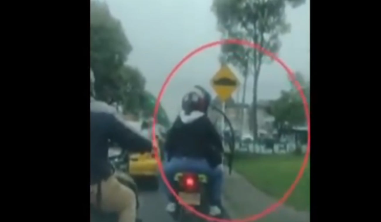 Pareja trateó una cama en una moto