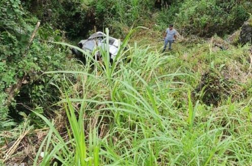 ¡Se salvaron de milagro! vehículo se fue a un abismo en la Autopista Medellín-Bogotá