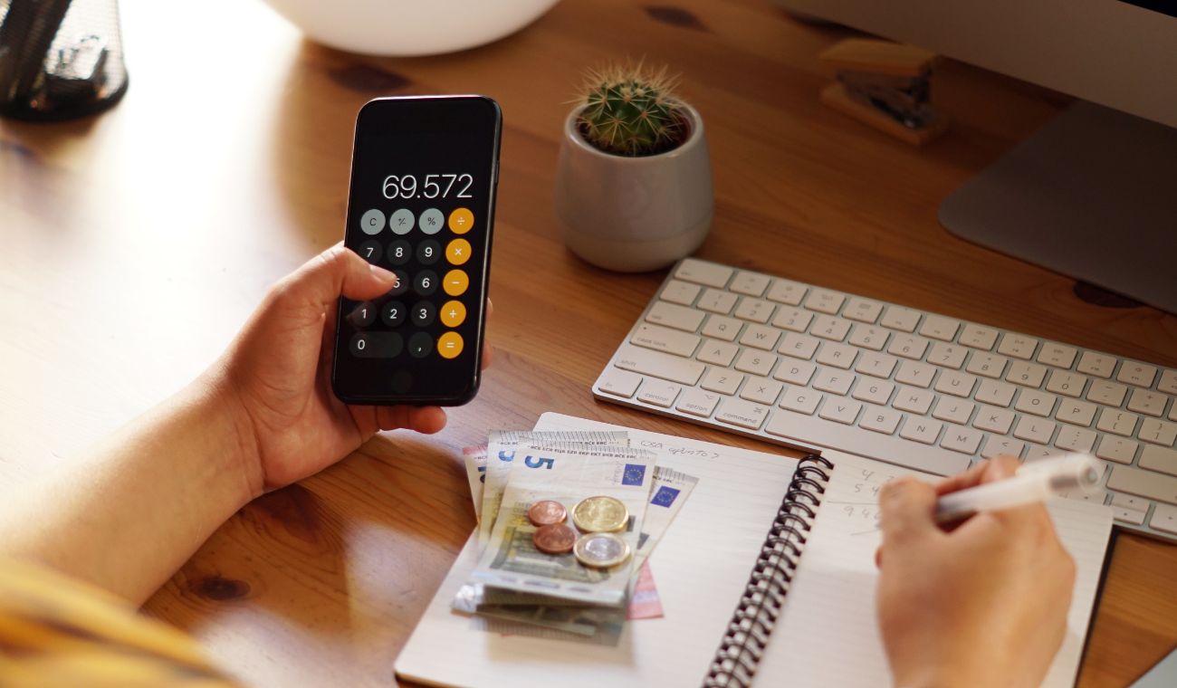 Persona haciendo cuentas-ahorrando- cómo hacer que la quincena dure más
