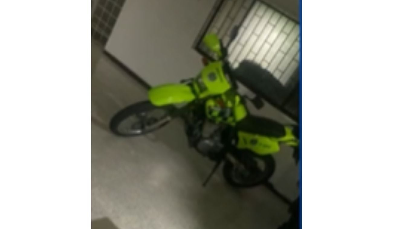 Moto modificada para parecerse a una moto real de la Policía