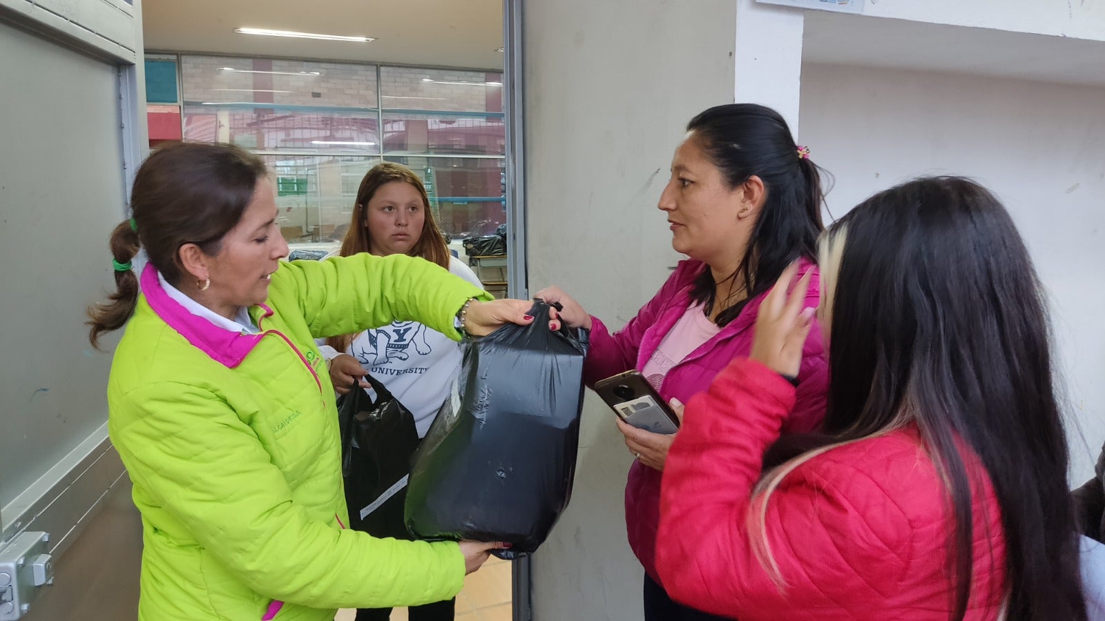Entrega de uniformes en Tenjo