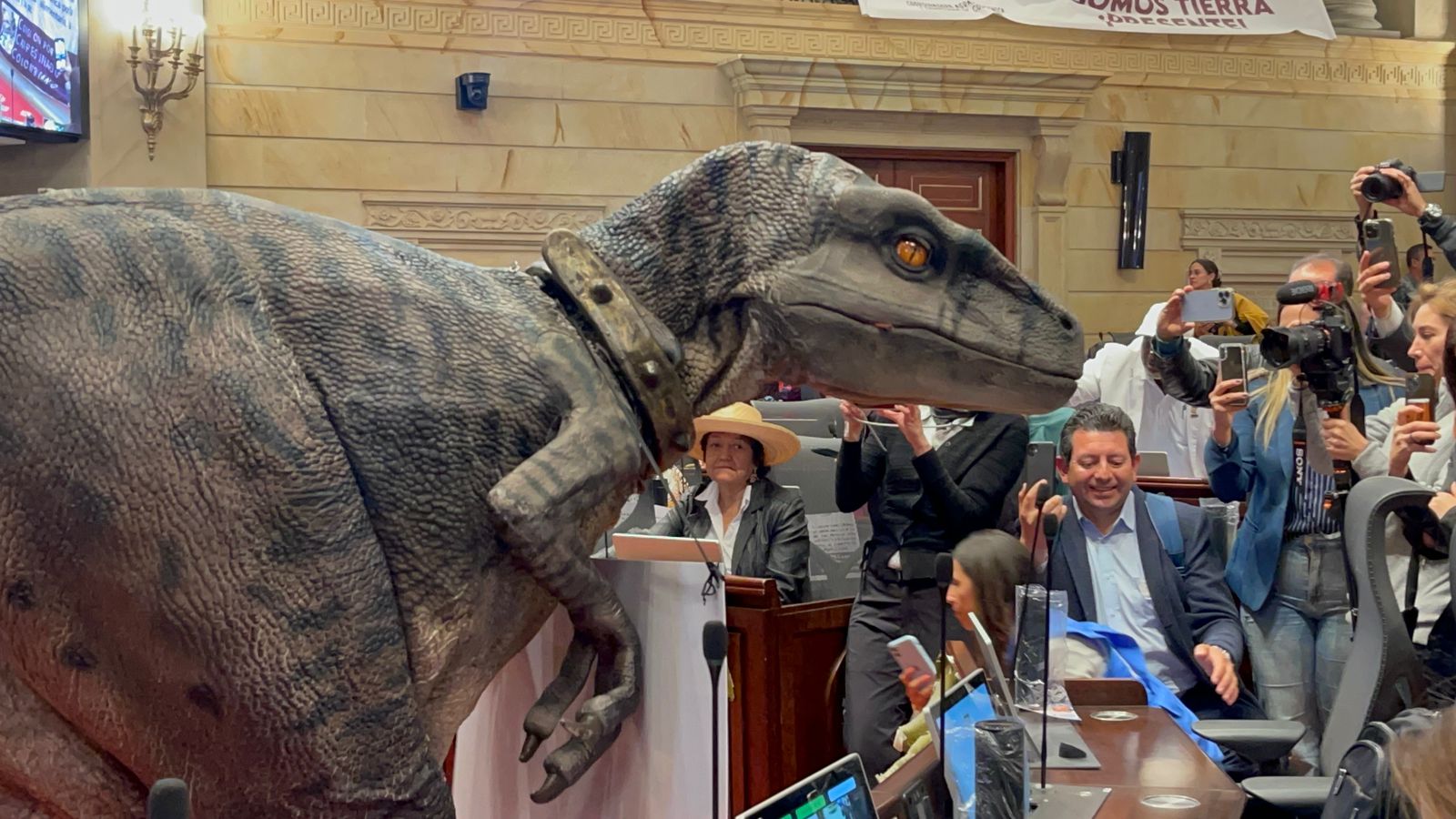 Dinosaurio Frankie en el Congreso.