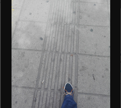 En los andenes también está presente el braille con el piso táctil como guía