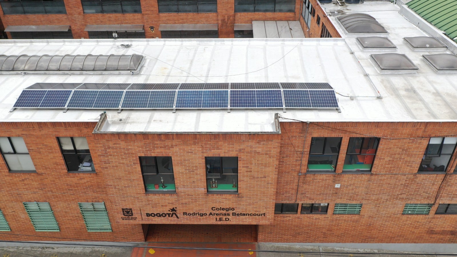 Paneles solares instalados en el Colegio Rodrigo Arenas Betancourt IED de Bogotá