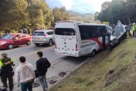 Un choque entre carro particular y buseta de pasajeros