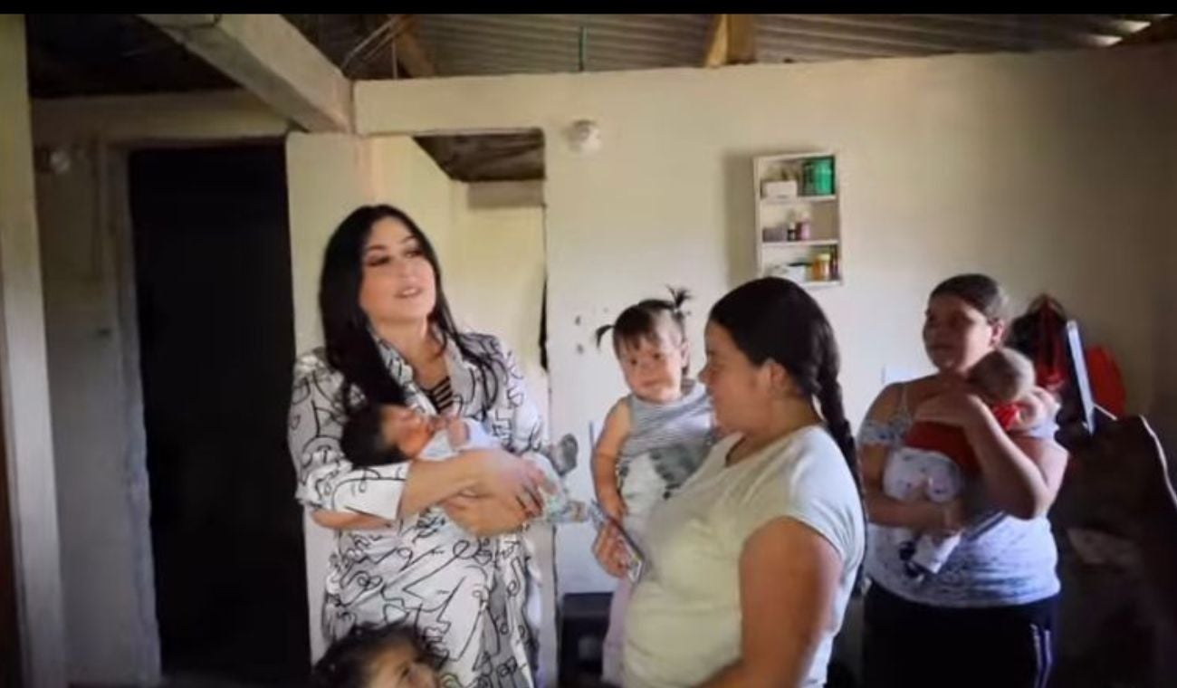 Arelys Henao soprendió con tremendo regalo a fan que dio a luz en su concierto