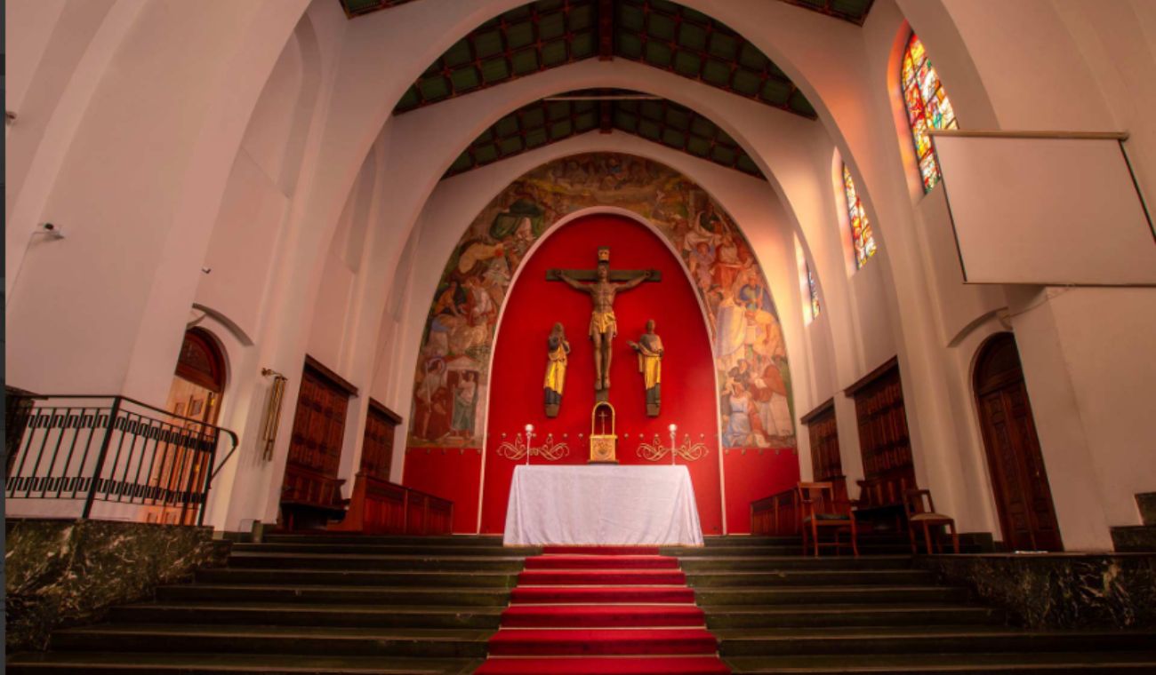 Cristo de tres metros en la Iglesia del Divino Salvador en Bogotá