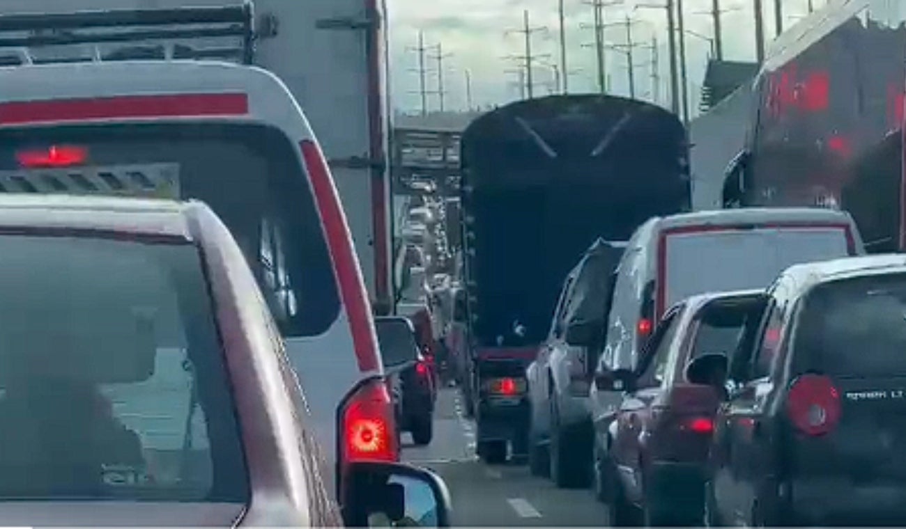 Carros en vía de Bogotá